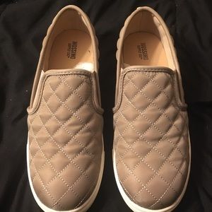 Ladies quilted slip on sneaker